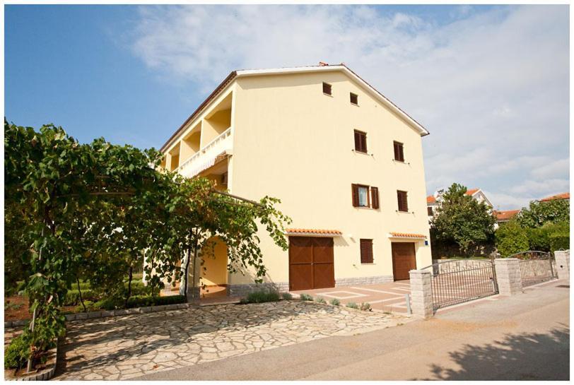 Apartment & Room Dinka, Krk كرك المظهر الخارجي الصورة