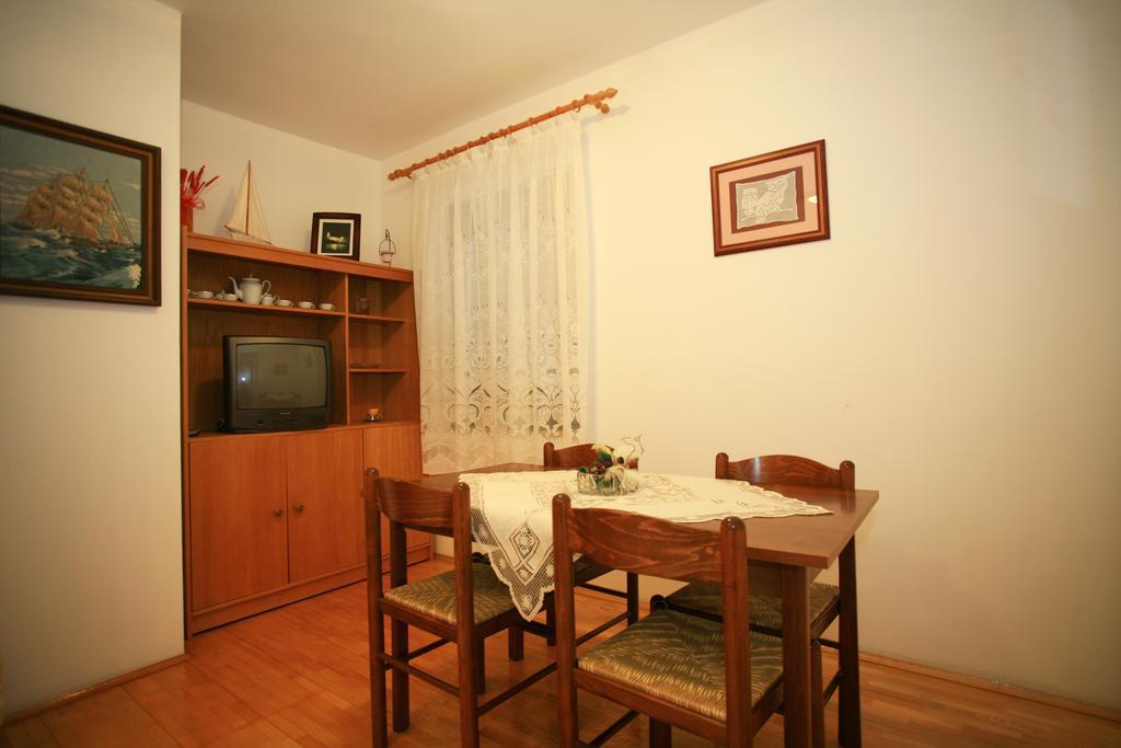 Apartment & Room Dinka, Krk كرك المظهر الخارجي الصورة